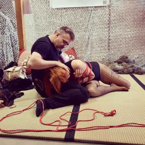 Shana und Jack the rigger beim floor work mit den Armen vor dem Körper